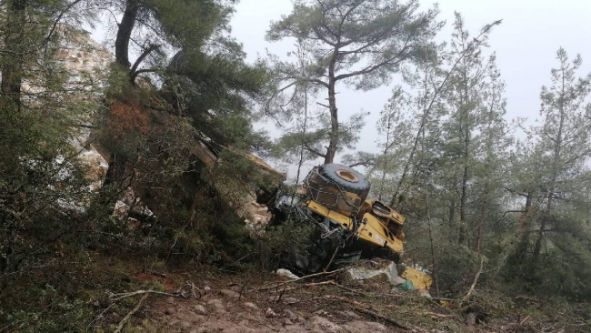 Uçuruma devrilen kamyonun sürücüsü yaralandı
